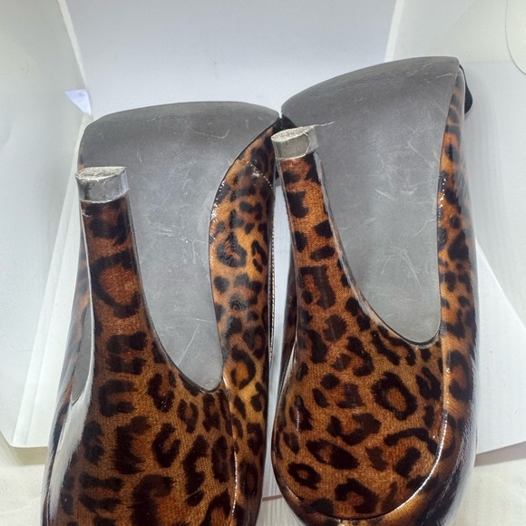 Preview Collection Bronze Ruffle Heels - Picture 3 of 4